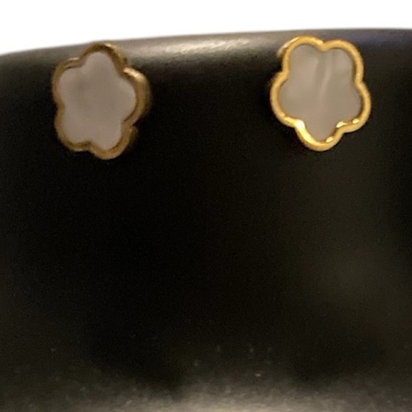 Gold and mother of Pearl clover jewelry set - Picture 3 of 4